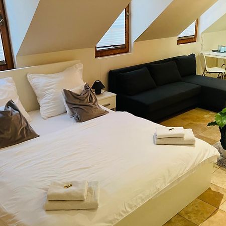 Downtown Apartments Deluxe Gyor Exterior photo
