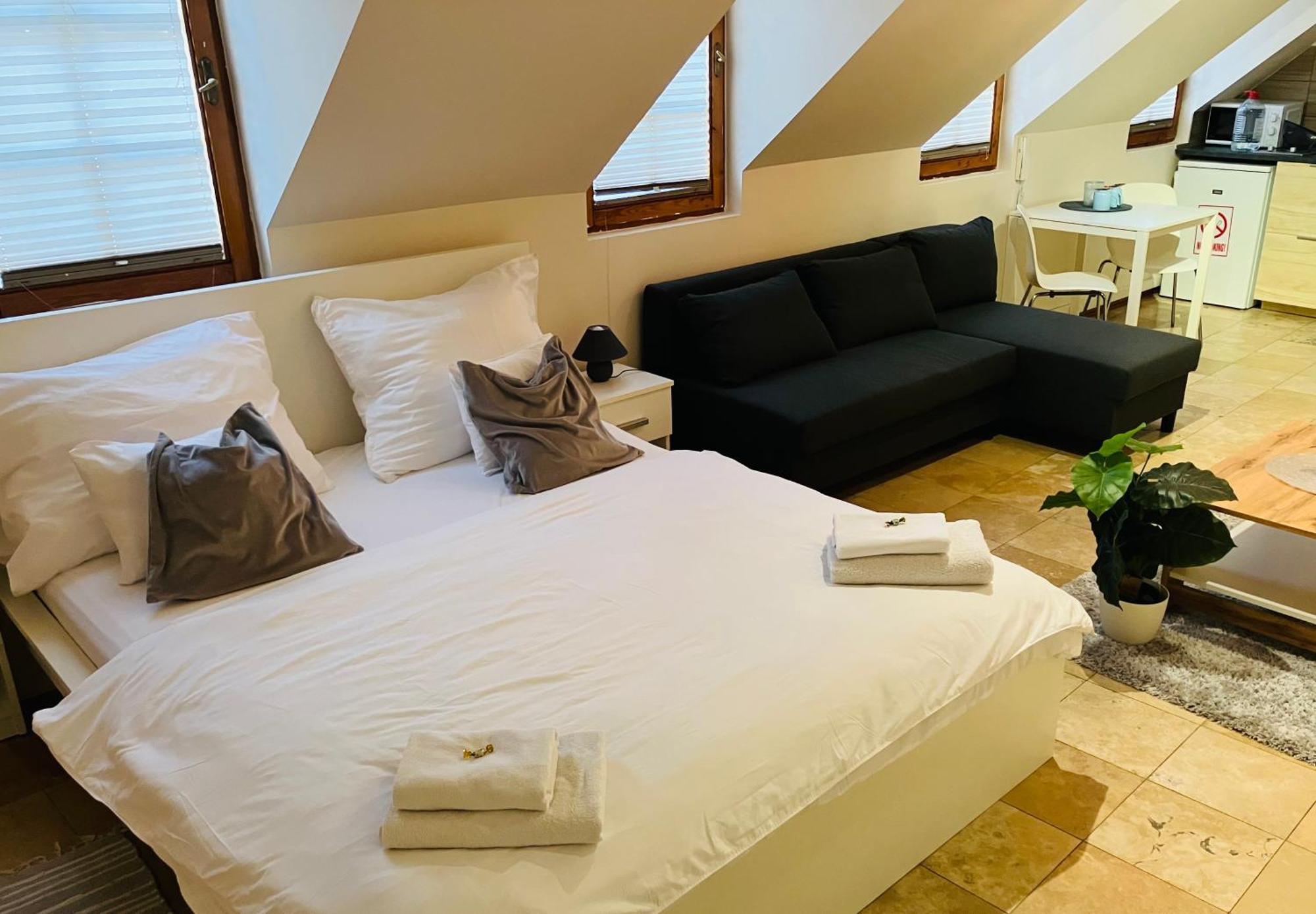 Downtown Apartments Deluxe Gyor Exterior photo